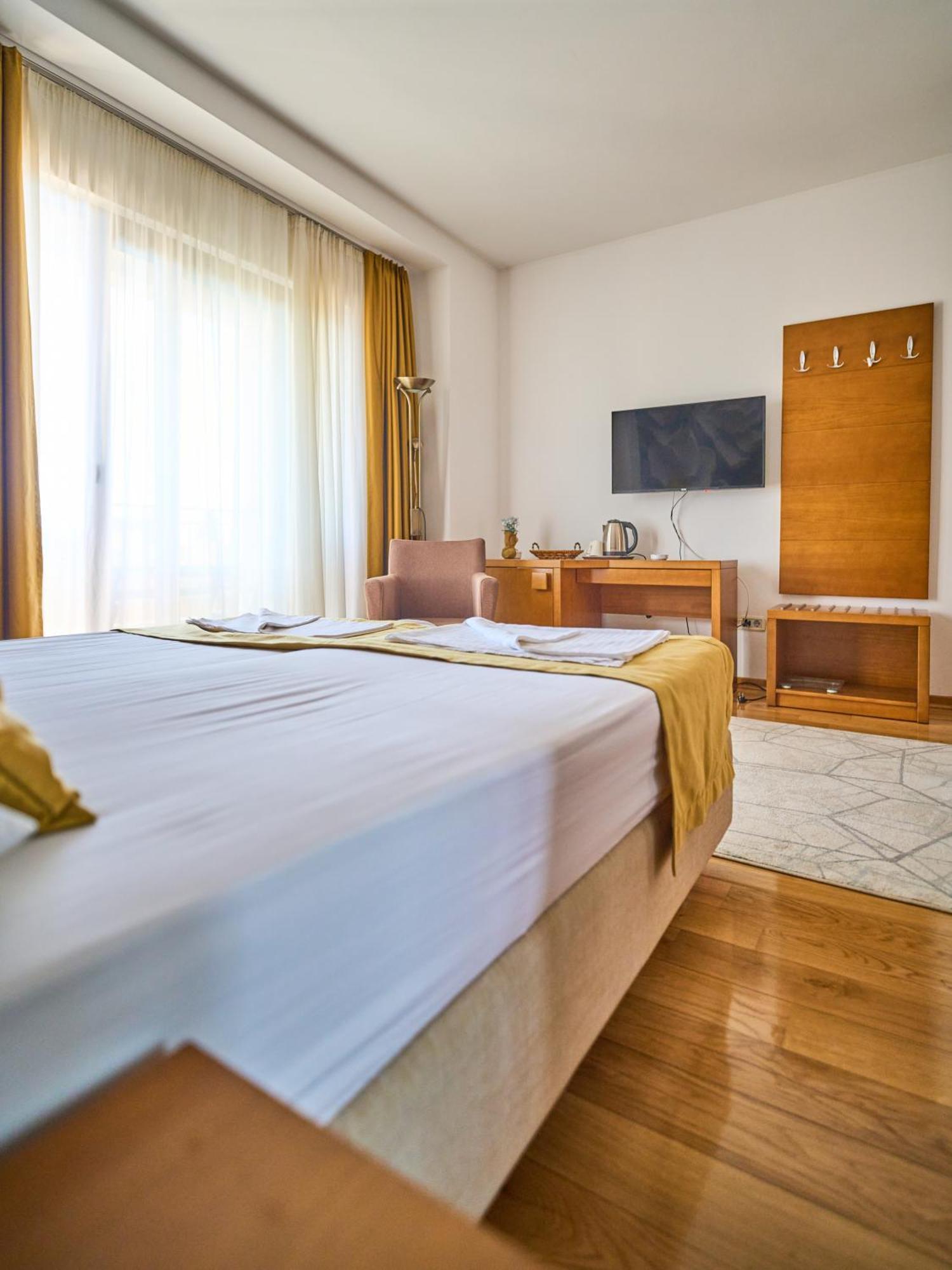 Hotel Petrovac ภายนอก รูปภาพ